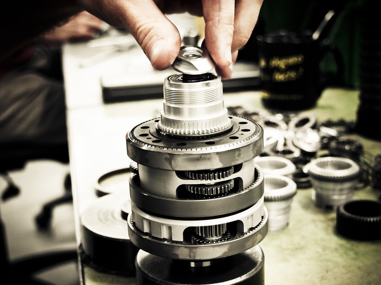 如何在游戏内部设置安全防御措施——模拟恶意行为，发现隐患，改进游戏